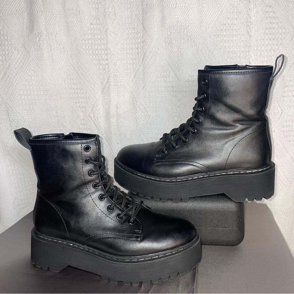 Women’s Black Lace Up Platform Combat Boots Memory Foam Size 7